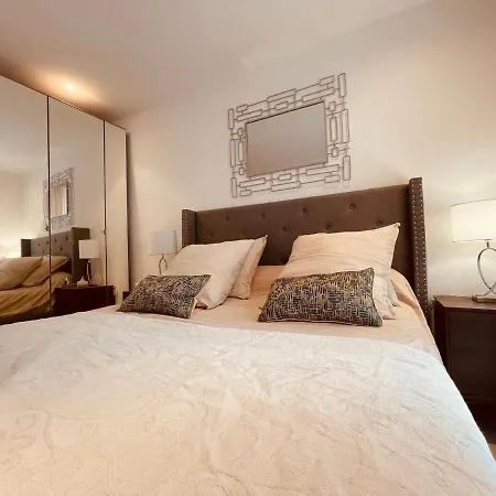 Renting - Paganini - Spacious - 2 Bedrooms - King Bed - Bathtub - Heart Of Apartment *