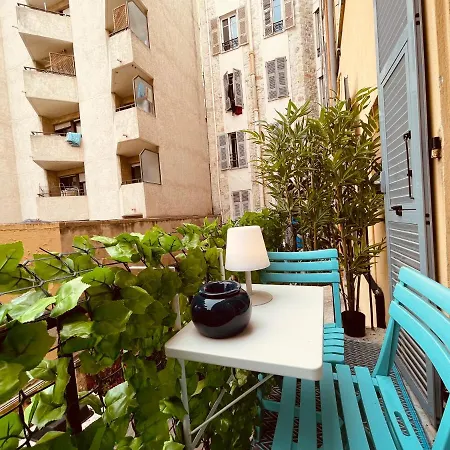 Renting - Paganini - Spacious - 2 Bedrooms - King Bed - Bathtub - Heart Of